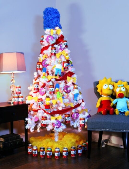 arbolito de Navidad decorado e inspirado en Los Simpson; arbolitos navideños inspirados en series, películas y animes japoneses