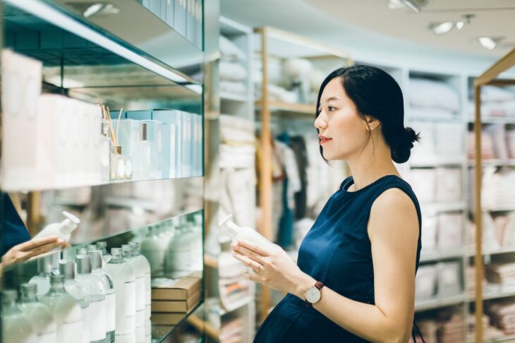 Mujer embarazada comprando productos de belleza