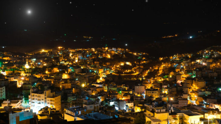 Ciudad de Belén de noche con cielo estrellado