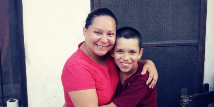 Mateo y su mamá, Edith sonriendo y abrazándose