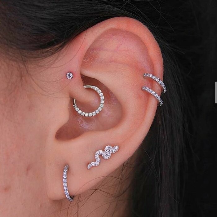 Chica con múltiples argollas en los oídos; 13 Creativas maneras de llevar más de un piercing en el oído 