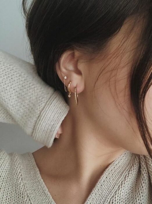 Chica con tres argollas en oído; 13 Creativas maneras de llevar más de un piercing en el oído