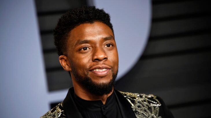 Chadwick Aaron Boseman, actor, en alfombra roja; 13 Famosos que partieron de este mundo en 2020