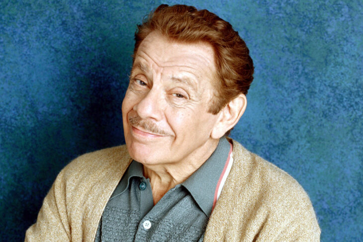 Jerry Stiller, actor, sonriendo; 13 Famosos que partieron de este mundo en 2020