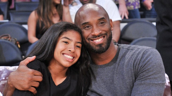 Kobe y Gianna Bryant en un partido de los Lakers; 13 Famosos que partieron de este mundo en 2020 