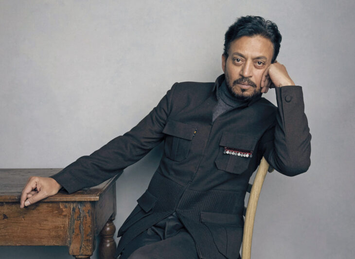 Irrfan Khan sentado en una silla; 13 Famosos que partieron de este mundo en 2020