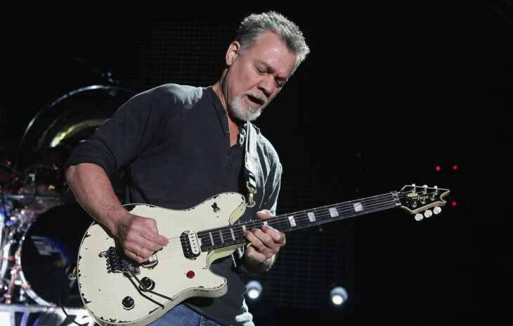 Eddie Van Halen tocando la guitarra; 13 Famosos que partieron de este mundo en 2020