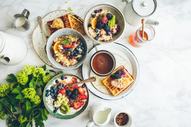 PLatos con avena y topping de frutas frescas; 13 Sitios con deliciosas rectas para cocinar como una chef experta