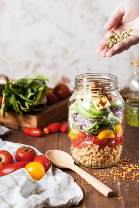 Frasco relleno de semilas con verduras frescas; 13 Sitios con deliciosas rectas para cocinar como una chef experta