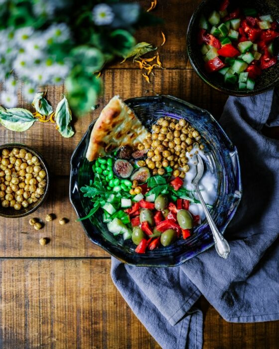 Bowl con rebanadas de pizza, garbanzos y verduras; 13 Sitios con deliciosas rectas para cocinar como una chef experta