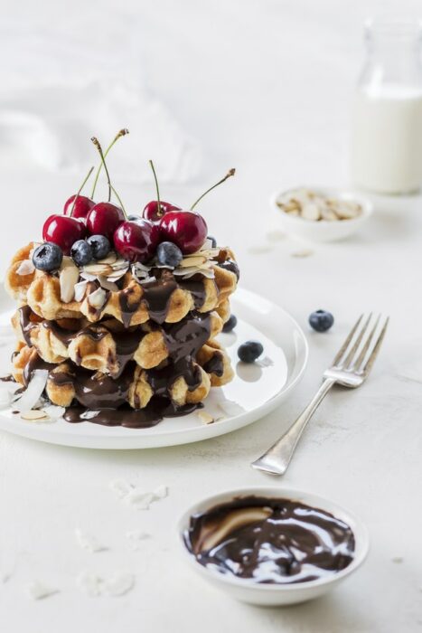 Plato con waffles bañados en chocolate derretido; 13 Sitios con deliciosas rectas para cocinar como una chef experta