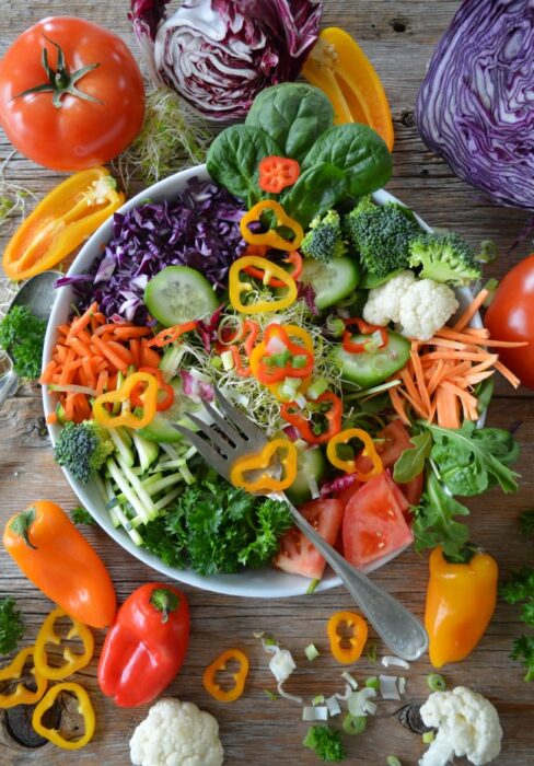 Bowl con ensalada e col morada y pimientos; 13 Sitios con deliciosas rectas para cocinar como una chef experta