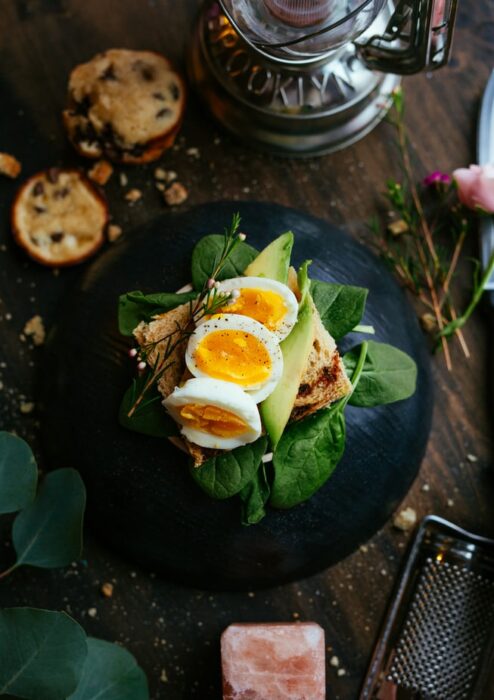 Plato con huevos estrellado para un desayuno; 13 Sitios con deliciosas rectas para cocinar como una chef experta