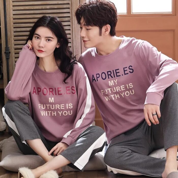 Pareja de novios con pijama a juego en color rosa con gris; 14 Hermosos pijamas para usar en pareja 