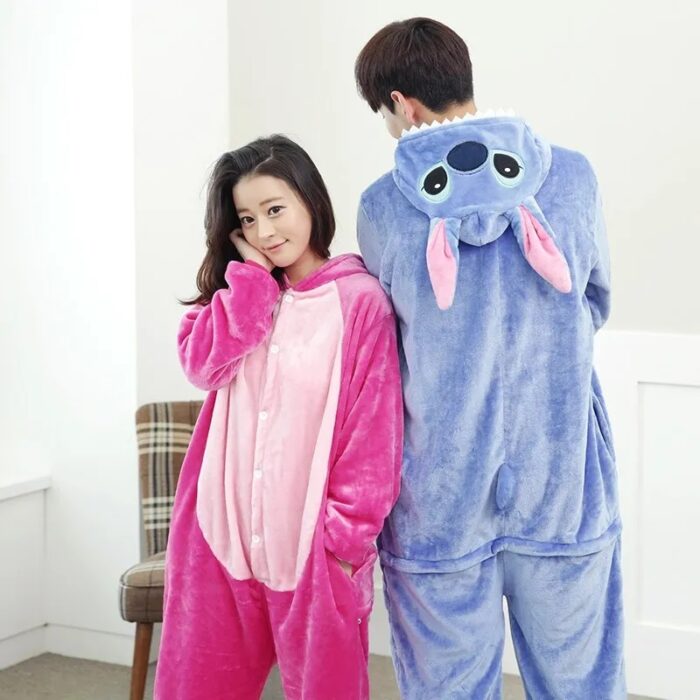 Pareja de novios usando mamelucos en forma de Stitch, rosa y azul; 14 Hermosos pijamas para usar en pareja 