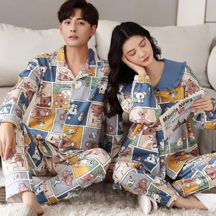 Pareja de novios con pijama a juego en estampados animados; 14 Hermosos pijamas para usar en pareja 