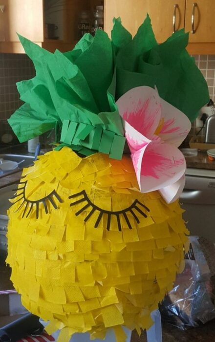 Piñata en forma de piña; 15 Ideas para hacer piñatas junto a los peques de la casa