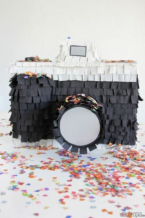 Piñata en forma de cámara fotográfica; 15 Ideas para hacer piñatas junto a los peques de la casa