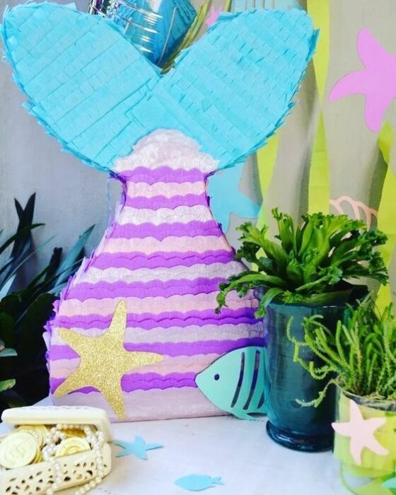 Piñata en forma de cola de sirena; 15 Ideas para hacer piñatas junto a los peques de la casa