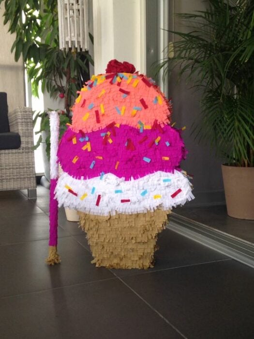 Piñata en forma de cupcake: 15 Ideas para hacer piñatas junto a los peques de la casa