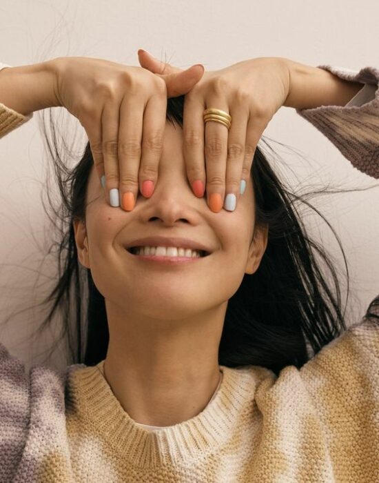 Chica mostrando sus uñas de colores con efecto mate; 19 Manicuras estilo arcoíris a las que no te podrás negar