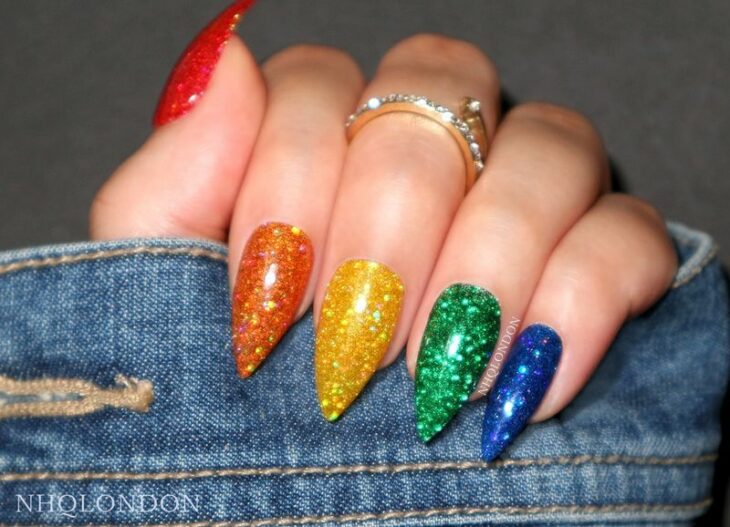 Chica con manicura de colores efecto glitter y en punta; 19 Manicuras estilo arcoíris a las que no te podrás negar