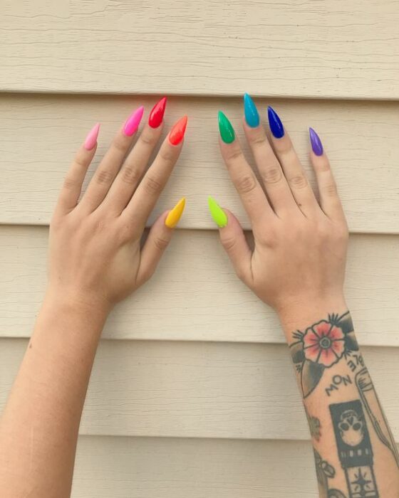 Chica con manicura de colores en efecto fluorescente; 19 Manicuras estilo arcoíris a las que no te podrás negar