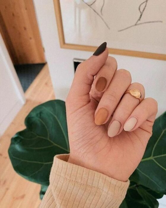 Chica con manicura en colores cafés; 19 Manicuras estilo arcoíris a las que no te podrás negar