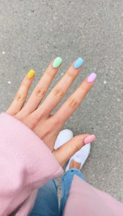 Chica con manicura en tonos pastel; 19 Manicuras estilo arcoíris a las que no te podrás negar