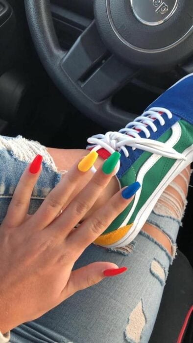 Chica con manicura de colores en verde, amarillo, azul y rojo; 19 Manicuras estilo arcoíris a las que no te podrás negar