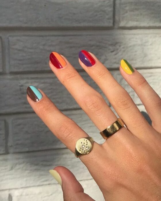 Chica con manicura bicolor; 19 Manicuras estilo arcoíris a las que no te podrás negar