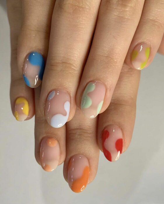 Chica con manicura en efecto cristal con manches de colores; 19 Manicuras estilo arcoíris a las que no te podrás negar