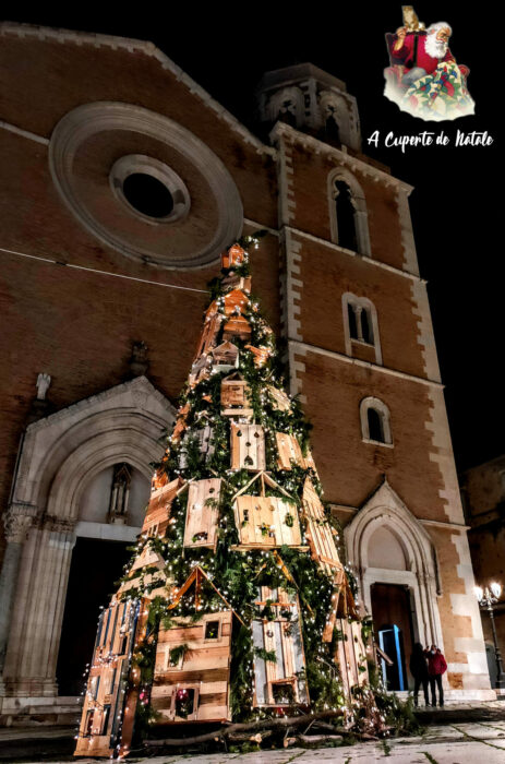 Árbol de Navidad decorado con casitas para gatos en Lucera, Italia