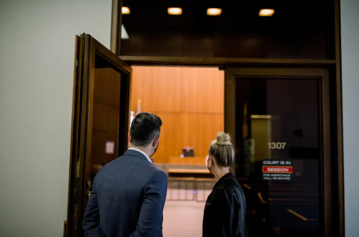 Emily Bugg y Billy Lewis entrando a la corte de Chicago para si boda por el civil