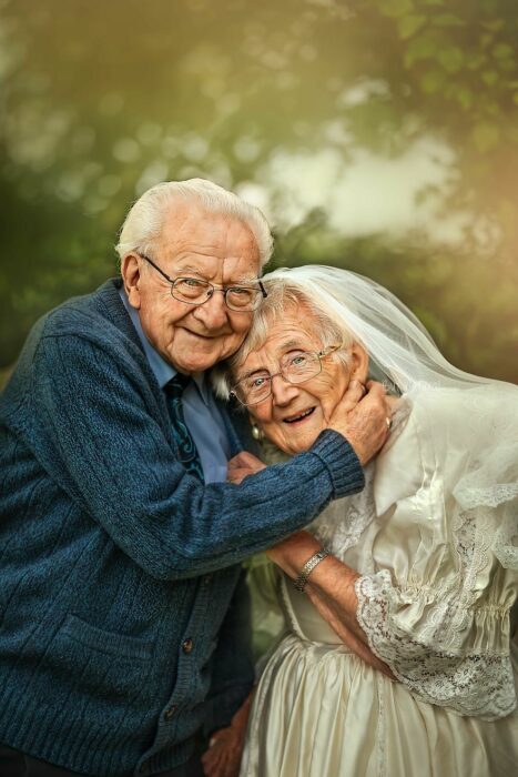 Fotografía de Sujata Setia, donde están Mel y Vera abrazándose y sonriéndo