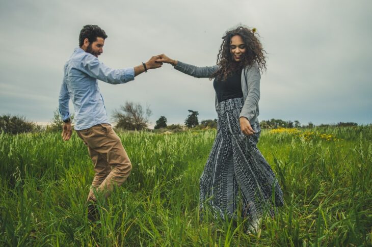 Pareja bailando a campo abierto