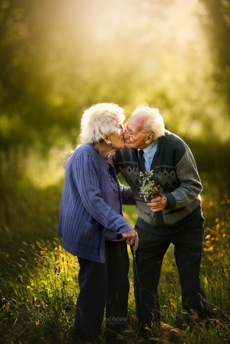 Fotografía de Sujata Setia, donde están Mel y Vera dándose un beso