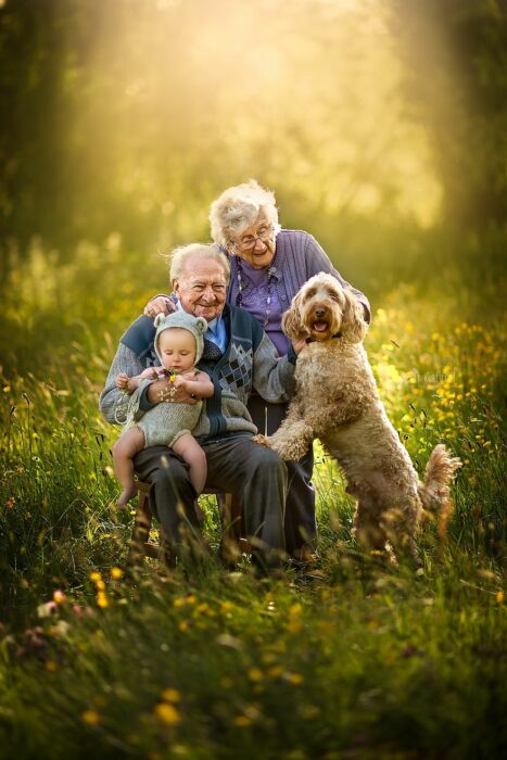 Fotografía de Sujata Setia, donde están Mel y Vera cargando a uno de sus nietos y con su perro