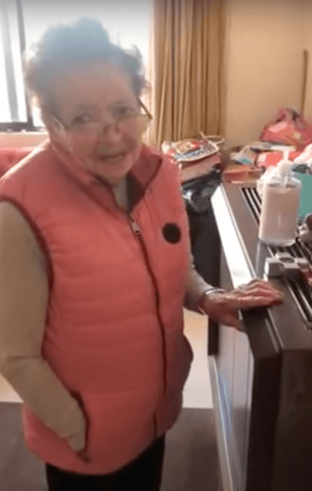 Abuelita pide a Alexa canciones de agustín lara