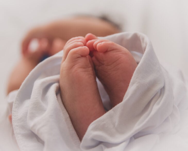 Pies de bebé recién nacido; nace niño con anticuerpos contra Covid-19
