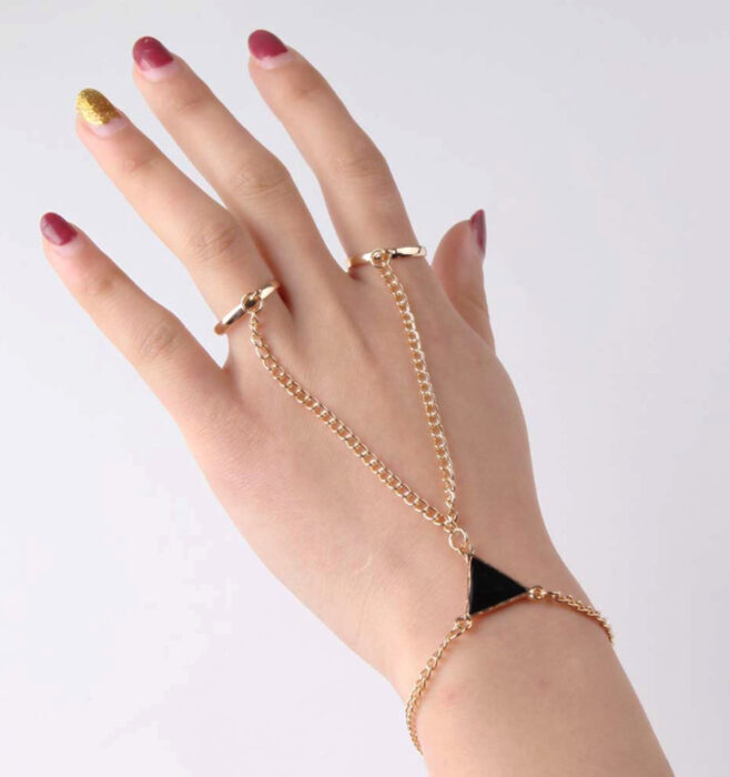 Brazalete dorado para las manos de cadenas con anillos y triángulo negro