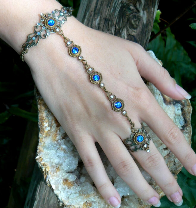 Brazalete vintage plateado y dorado con piedras azules, para la mano