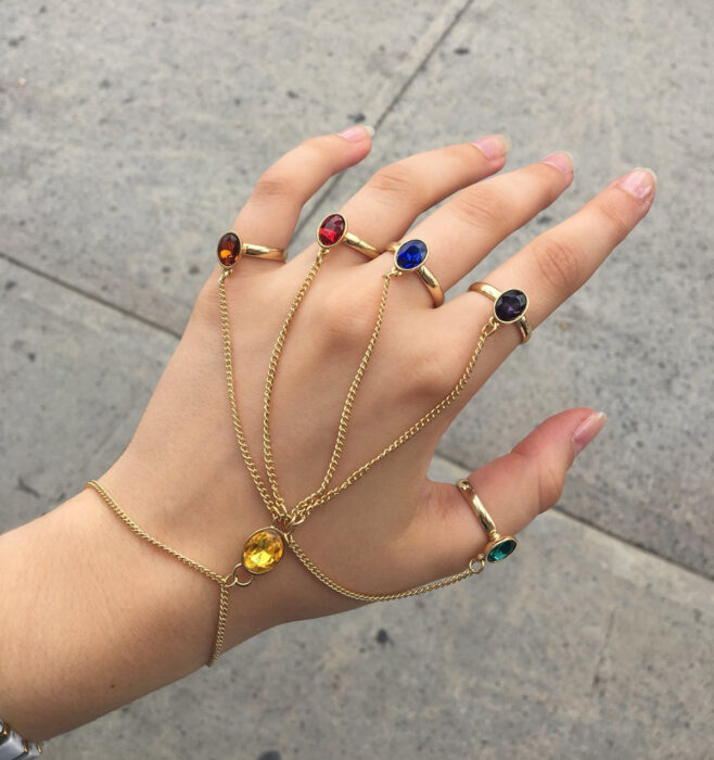 Brazalete para la mano, en forma de guante del infinito, cadenas doradas con piedras de colores ámbar, rojo, azul, morado, verde y amarillo