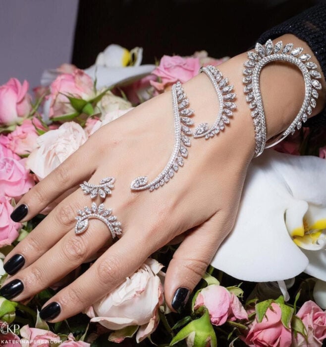 Brazalete plateado para la mano en forma de enredadera, elegante con diamantes