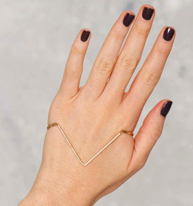 Brazalete dorado minimalista para la mano, en forma de triángulo