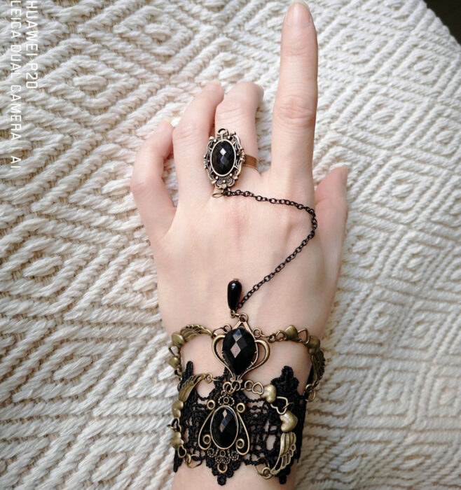 Brazalete gótico para las manos, con anillo, cadenas, piedras negras y tela de encaje