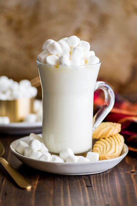 Taza de chocolate blanco decorado con bombones