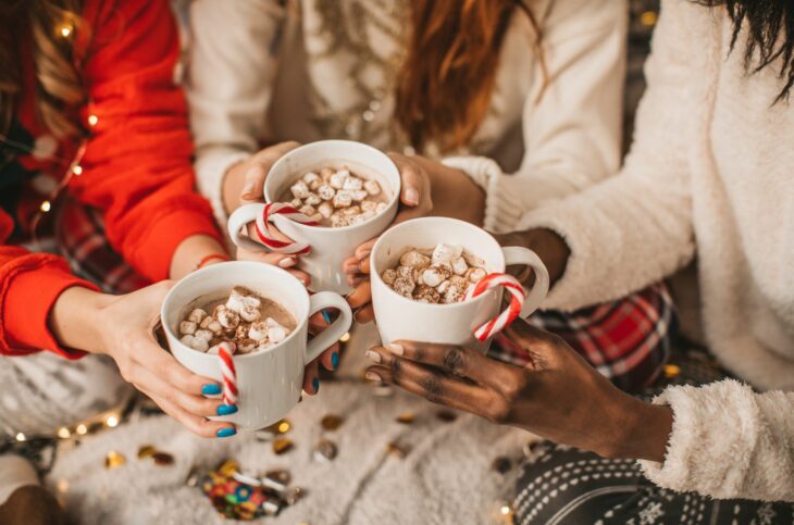 Amigas bebiendo chocolate caliente con bombones