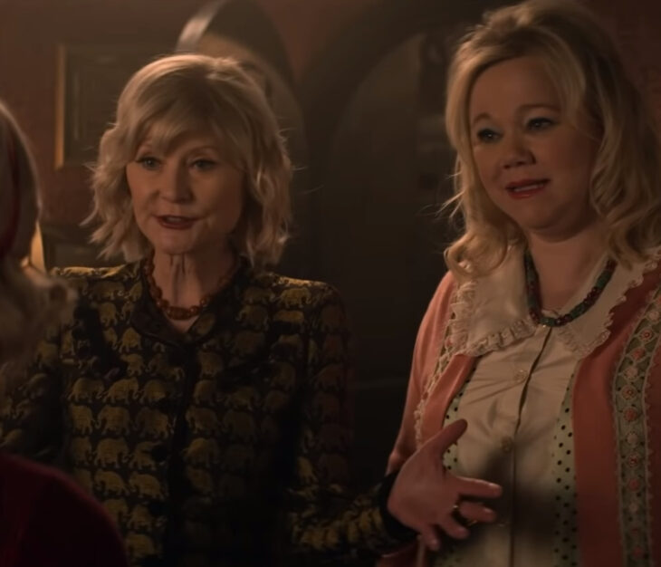 Temporada 4 de El mundo oculto de Sabrina con las tías Hilda y Zelda originales; Beth Broderick, Caroline Rhea y Kiernan Shipka