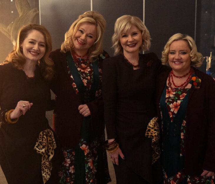 Temporada 4 de El mundo oculto de Sabrina con las tías Hilda y Zelda originales; Beth Broderick, Carolina Rhea, Miranda Otto y Lucy Davis